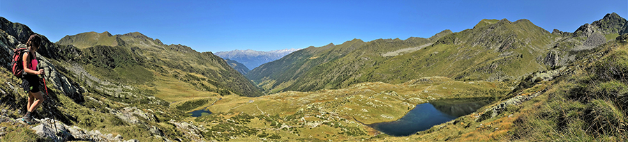 Ci abbassiamo dal Lago di Sopra (2095 m) al Lago Grande (2030 m)